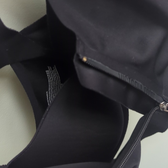 Victoria's Secret. 'Knockout Front-Close Sports Bra' in Black. Size 34D - Picture 3 of 8